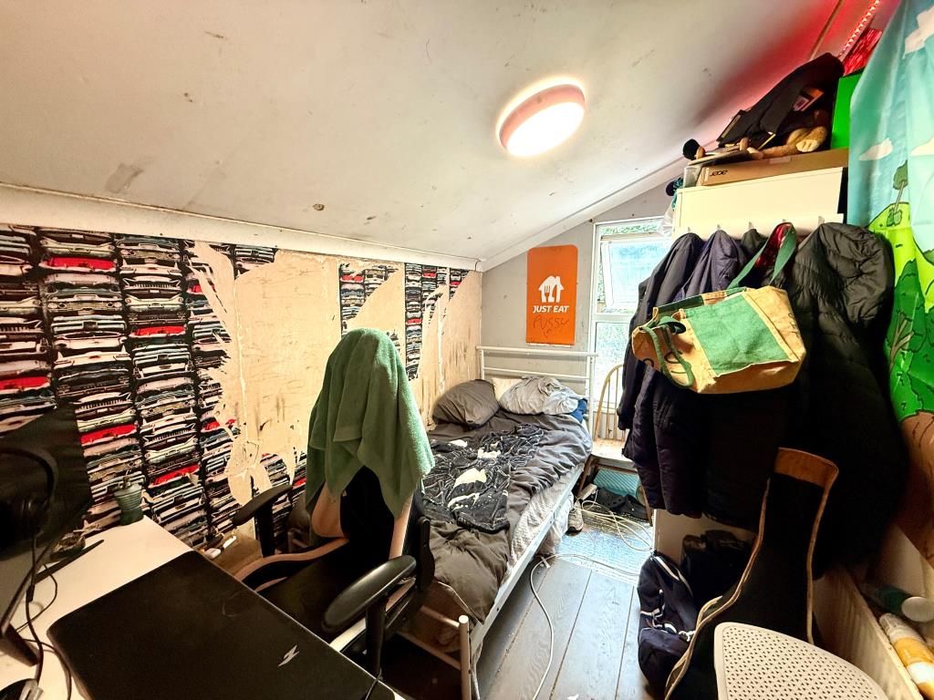 Lot: 177 - THREE-BEDROOM HOUSE FOR INVESTMENT - Bedroom two